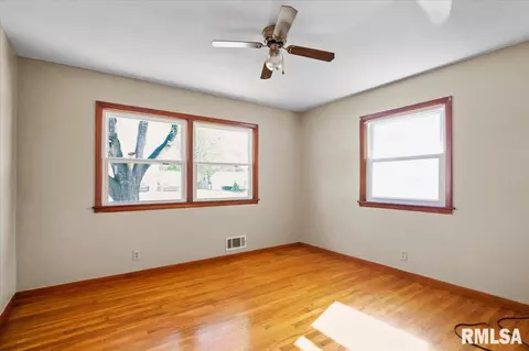 Bedroom - 433 W Lake Dr, Springfield, IL 62703 photo 1 of 4