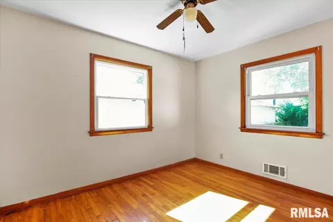 Bedroom - 433 W Lake Dr, Springfield, IL 62703 photo 3 of 4