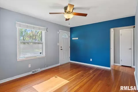 Living - 817 W Elliott Ave, Springfield, IL 62702 photo 3 of 3