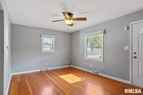 Living - 817 W Elliott Ave, Springfield, IL 62702 photo 2 of 3