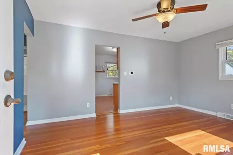 Living - 817 W Elliott Ave, Springfield, IL 62702 photo 1 of 3