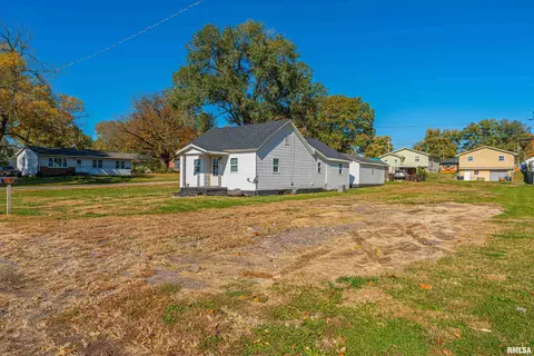 814 1st St, Lincoln, IL 62656