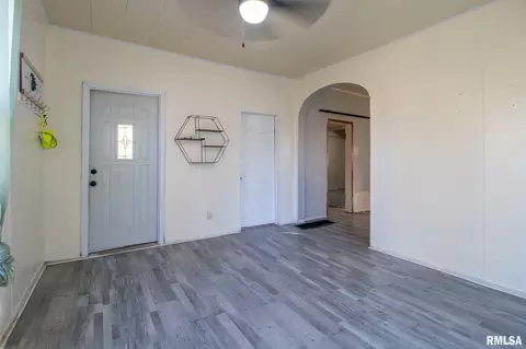 Entry Way - 206 W Lower St, Abingdon, IL 61410 photo 1 of 3