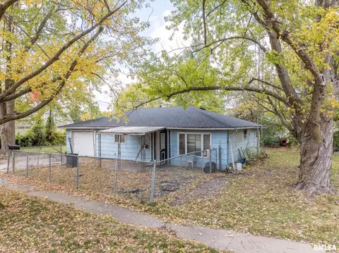 Exterior - 204 E Adams St, Abingdon, IL 61410 photo 2 of 3