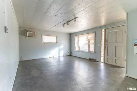 Living - 204 E Adams St, Abingdon, IL 61410 photo 2 of 2