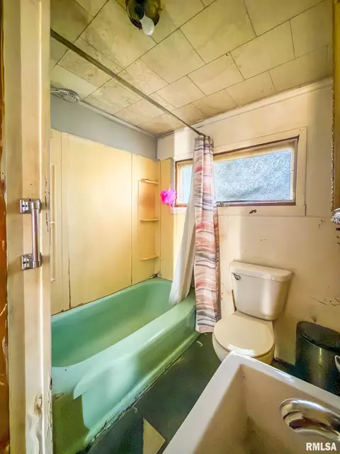 Bath - 204 E Adams St, Abingdon, IL 61410 photo 1 of 2