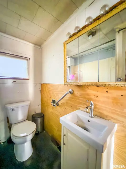 Bath - 204 E Adams St, Abingdon, IL 61410 photo 2 of 2