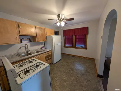 Entry Way - 1221 N Rutledge St, Springfield, IL 62702 photo 3 of 5