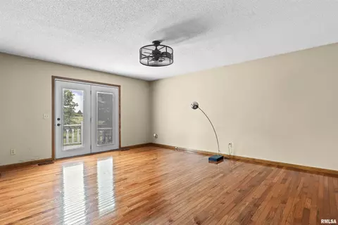 Living - 184 Cravens Rd, Springfield, IL 62712 photo 4 of 7