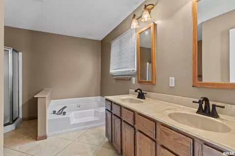 Bath - 184 Cravens Rd, Springfield, IL 62712 photo 1 of 3