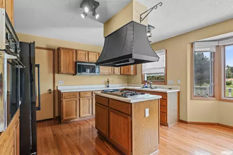 Kitchen - 184 Cravens Rd, Springfield, IL 62712 photo 2 of 3