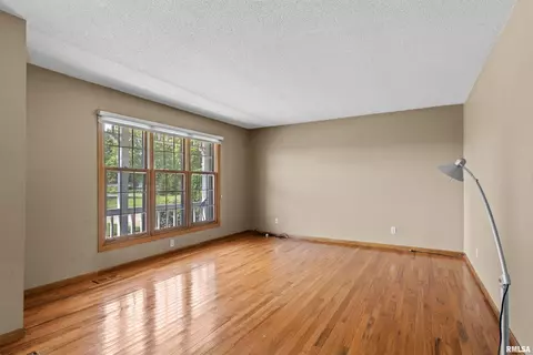 Living - 184 Cravens Rd, Springfield, IL 62712 photo 3 of 7