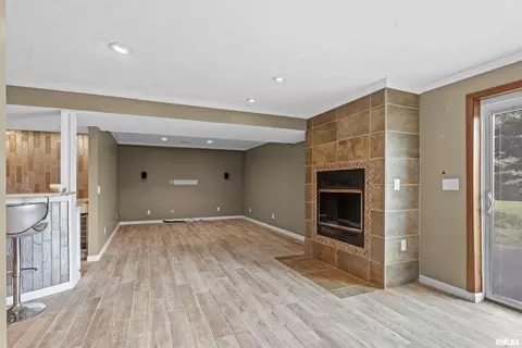 Living - 184 Cravens Rd, Springfield, IL 62712 photo 5 of 7