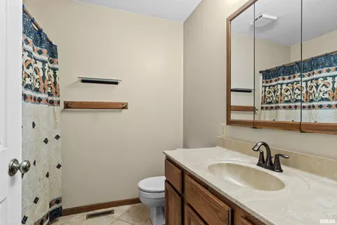 Bath - 184 Cravens Rd, Springfield, IL 62712 photo 3 of 3