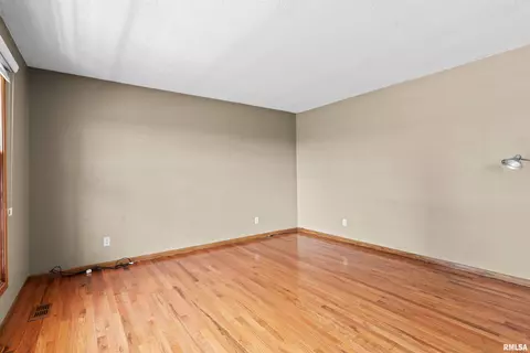 Living - 184 Cravens Rd, Springfield, IL 62712 photo 2 of 7
