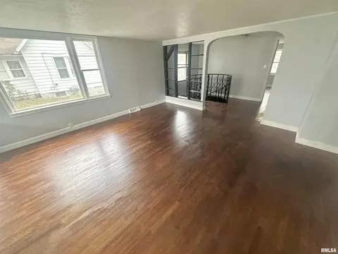 Living - 205 N Austin Ave, Abingdon, IL 61410 photo 1 of 6