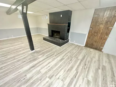 Living - 205 N Austin Ave, Abingdon, IL 61410 photo 2 of 6