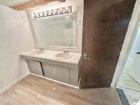 Bath - 205 N Austin Ave, Abingdon, IL 61410 photo 4 of 5