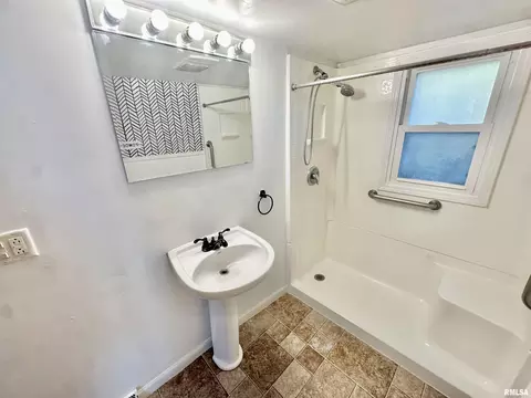 Bath - 205 N Austin Ave, Abingdon, IL 61410 photo 2 of 5