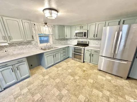 Kitchen - 205 N Austin Ave, Abingdon, IL 61410 photo 4 of 5