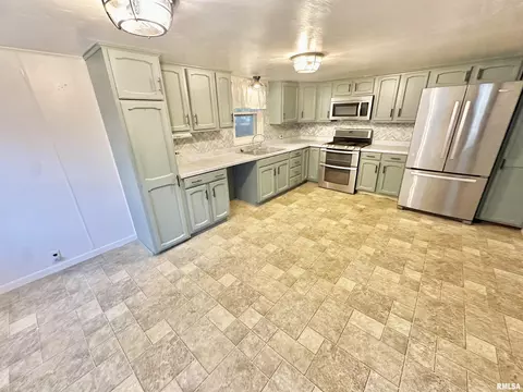 Kitchen - 205 N Austin Ave, Abingdon, IL 61410 photo 2 of 5