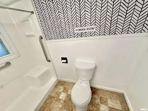 Bath - 205 N Austin Ave, Abingdon, IL 61410 photo 1 of 5