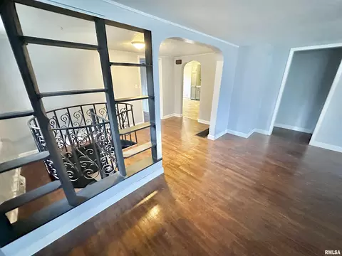 Entry Way - 205 N Austin Ave, Abingdon, IL 61410 photo 1 of 1
