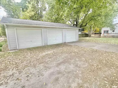 Exterior - 205 N Austin Ave, Abingdon, IL 61410 photo 4 of 6