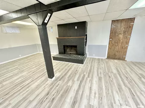 Living - 205 N Austin Ave, Abingdon, IL 61410 photo 5 of 6