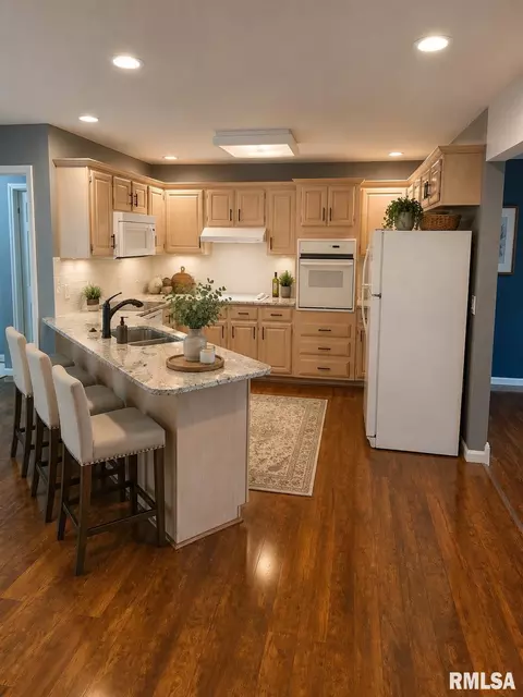 Kitchen - 602 Eagle Trce, Quincy, IL 62305 photo 2 of 2