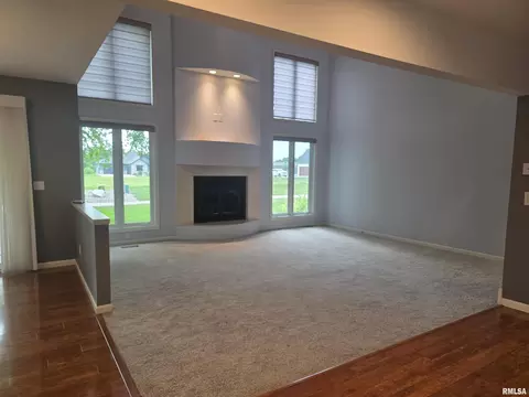 Living - 602 Eagle Trce, Quincy, IL 62305 photo 2 of 5