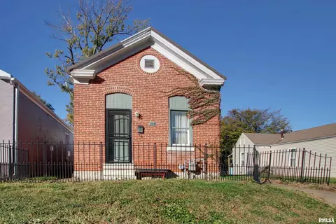 1129 N 10th St, Quincy, IL 62301
