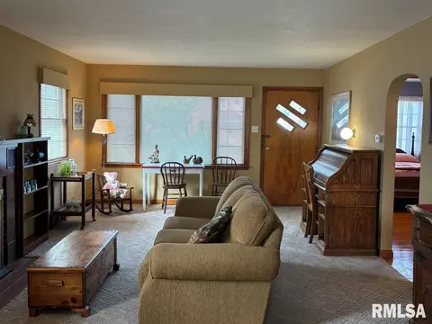 Living - 253 Monroe St, Auburn, IL 62615 photo 1 of 1