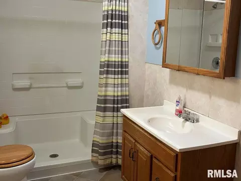 Bath - 253 Monroe St, Auburn, IL 62615 photo 2 of 2