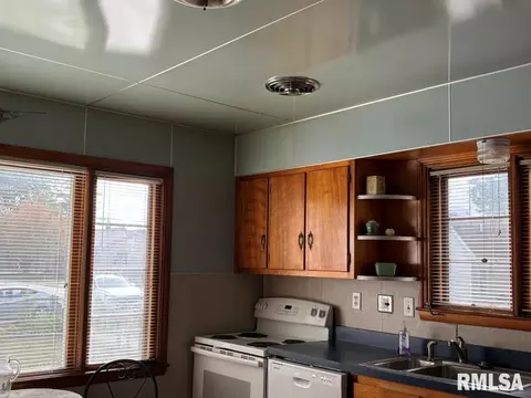 Kitchen - 253 Monroe St, Auburn, IL 62615 photo 4 of 5
