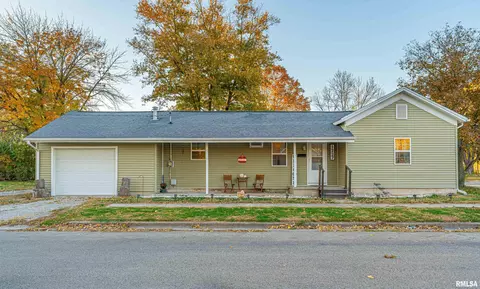 1227 Delavan St, Lincoln, IL 62656