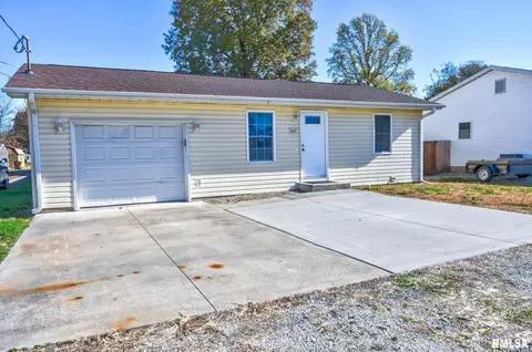 812 S Elevator St, Taylorville, IL 62568