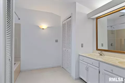 Bath - 2375 Sloe Rd, Springfield, IL 62707 photo 1 of 4