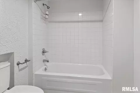 Bath - 2375 Sloe Rd, Springfield, IL 62707 photo 4 of 4