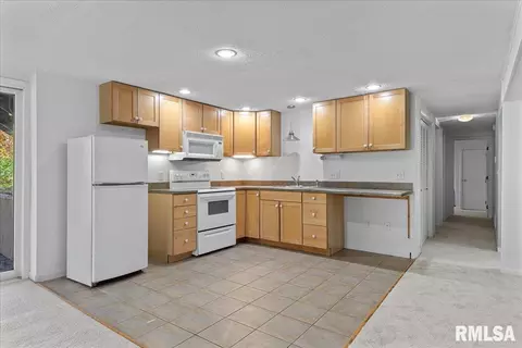Kitchen - 2375 Sloe Rd, Springfield, IL 62707 photo 5 of 5
