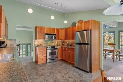Kitchen - 2375 Sloe Rd, Springfield, IL 62707 photo 3 of 5