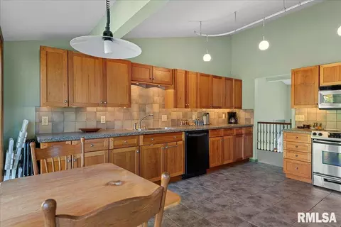 Kitchen - 2375 Sloe Rd, Springfield, IL 62707 photo 2 of 5