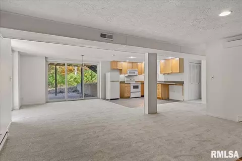Living - 2375 Sloe Rd, Springfield, IL 62707 photo 3 of 5