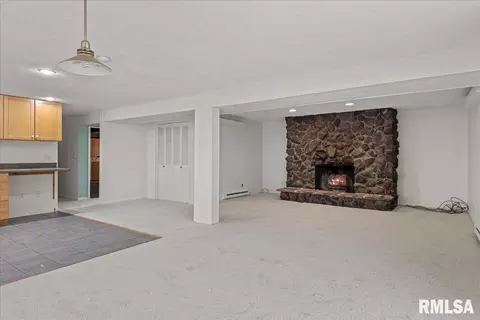Living - 2375 Sloe Rd, Springfield, IL 62707 photo 4 of 5