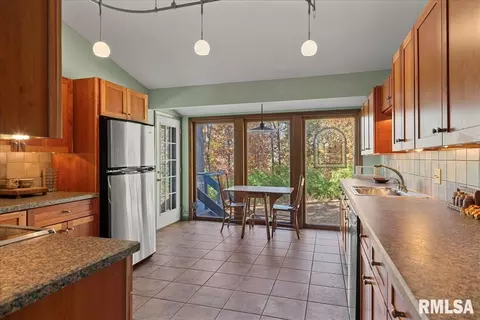 Kitchen - 2375 Sloe Rd, Springfield, IL 62707 photo 4 of 5