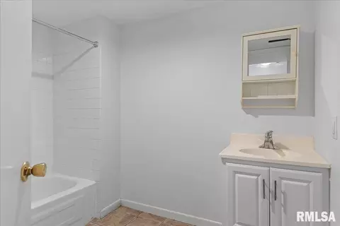 Bath - 2375 Sloe Rd, Springfield, IL 62707 photo 3 of 4