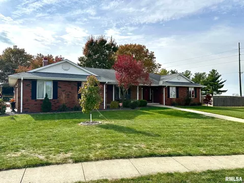307 Westwinds Dr, Jacksonville, IL 62650