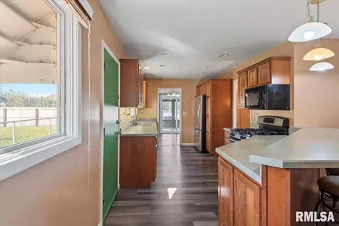 Entry Way - 627 Witherspoon Dr, Springfield, IL 62704 photo 1 of 3