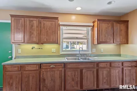 Kitchen - 627 Witherspoon Dr, Springfield, IL 62704 photo 2 of 3