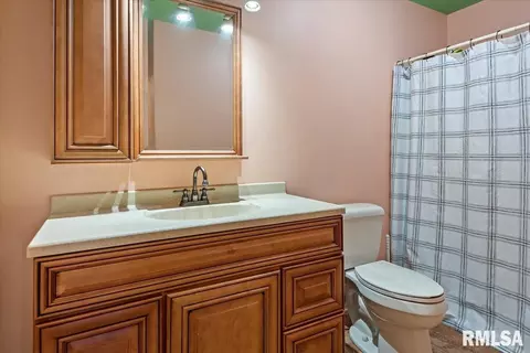 Bath - 627 Witherspoon Dr, Springfield, IL 62704 photo 1 of 2